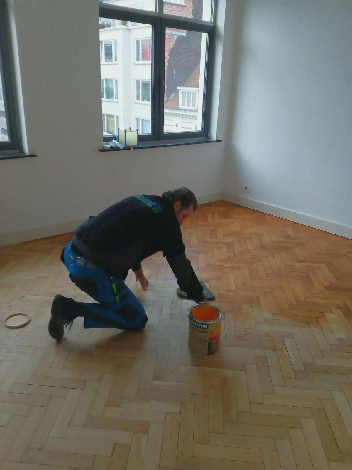 Parquet : Ponçage, vitrification (huile, vernis) et pose ou réparation de parquet, quickstep ou laminé.